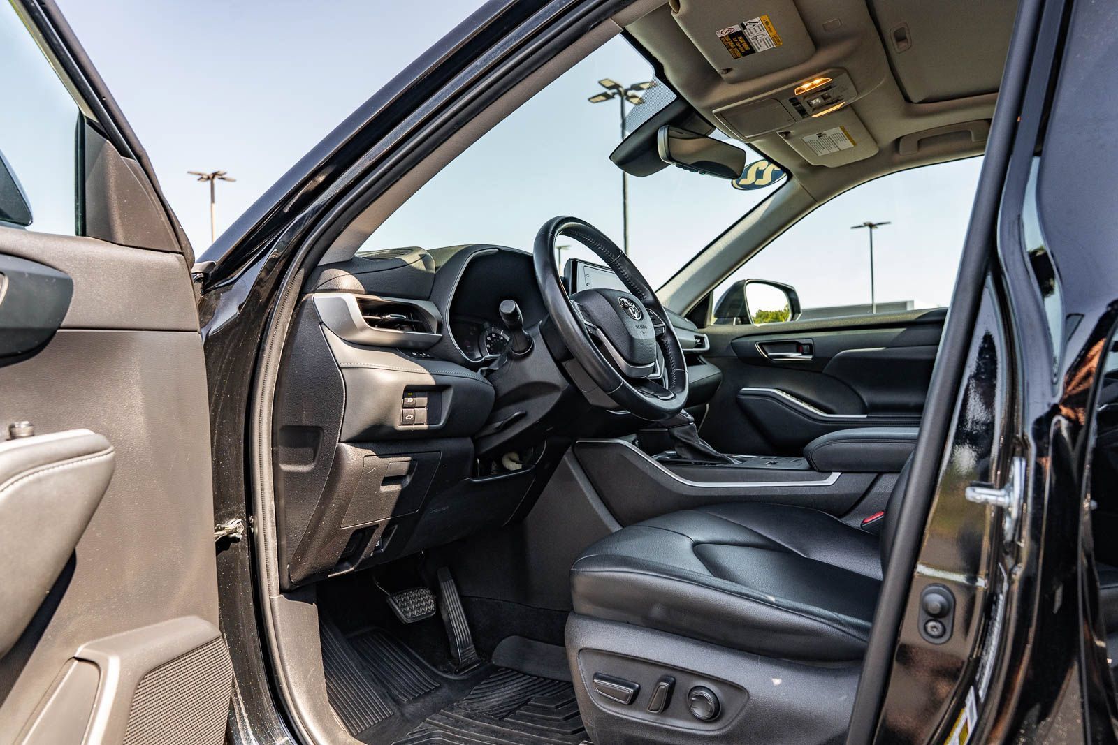 Used 2022 Toyota Highlander XLE FWD image 17