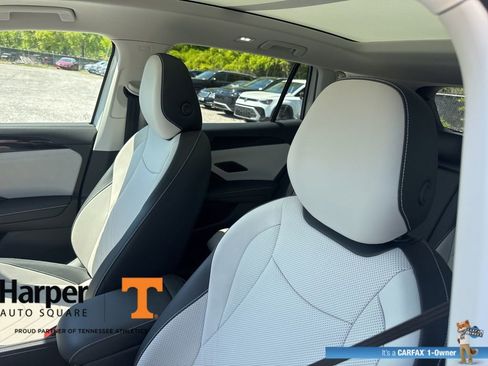 Used 2025 Volkswagen Tiguan SE w/ Panoramic Sunroof Package image 12