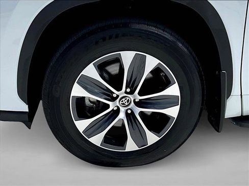 Used 2024 Toyota Highlander XLE FWD image 10
