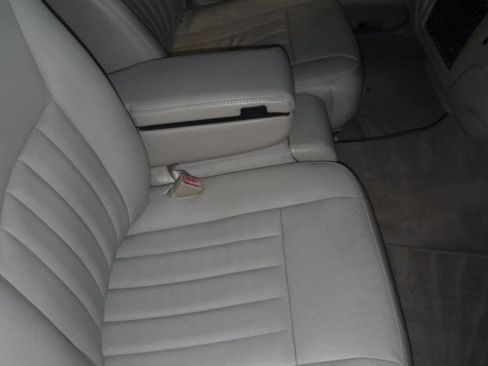 Used 2008 Lincoln Town Car Signature Limited image 25