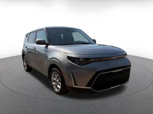 Used 2025 Kia Soul LX w/ LX Technology Package FWD image 3