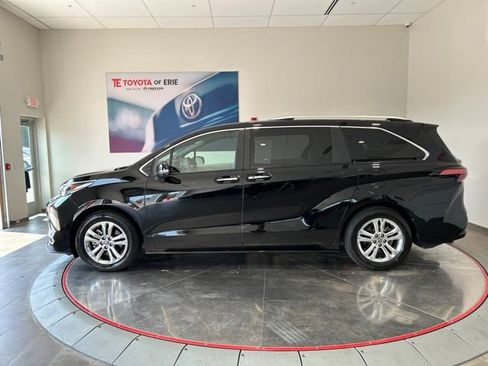 Used 2024 Toyota Sienna Platinum AWD/4WD image 4