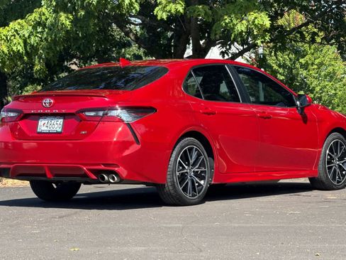 Used 2021 Toyota Camry SE FWD image 2
