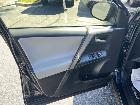 Used 2018 Toyota RAV4 XLE AWD/4WD image 14