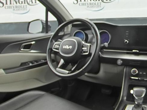Used 2023 Kia Carnival LX FWD image 16