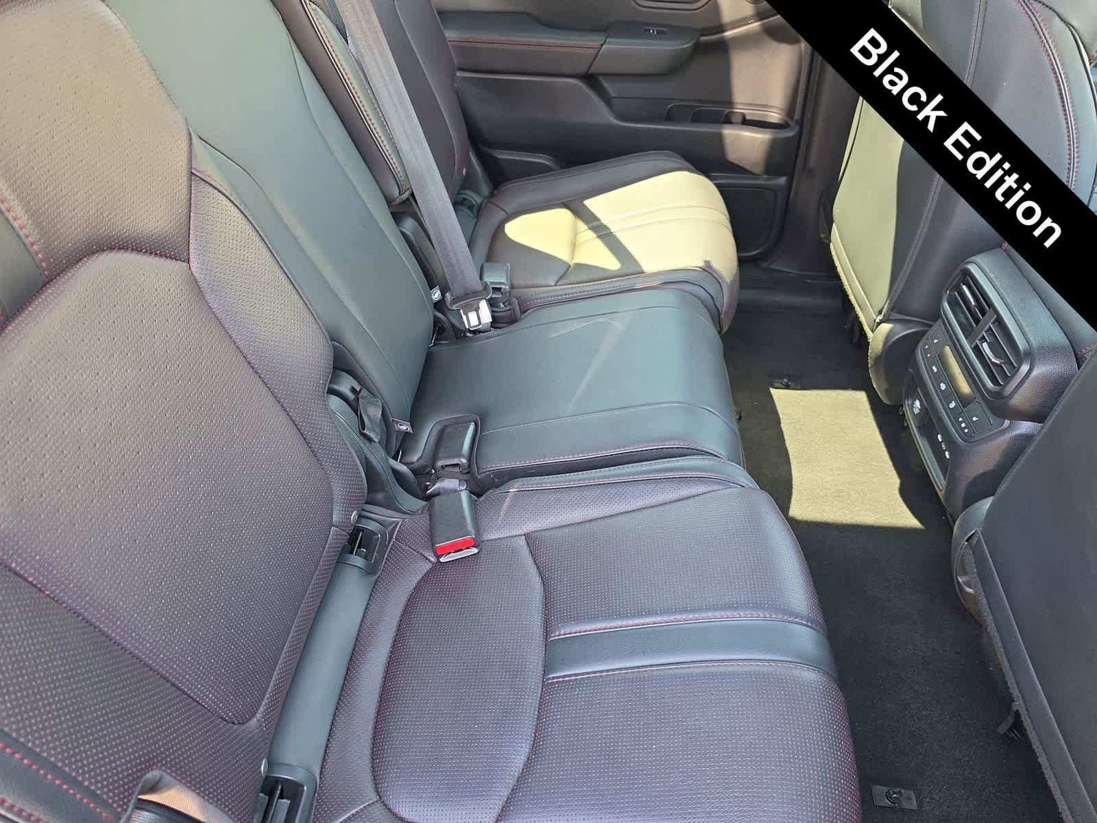Used 2025 Honda Pilot Black Edition image 17