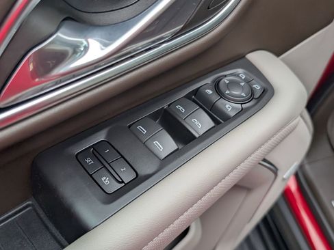 Used 2023 GMC Yukon SLT w/ SLT Premium Package image 7