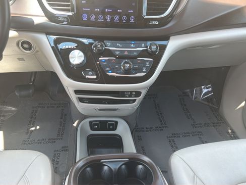 Used 2017 Chrysler Pacifica Touring-L Plus w/ Advanced Safetytec Group FWD image 15