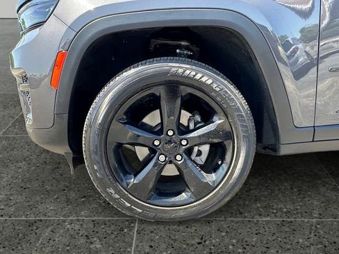 Used 2023 Jeep Grand Cherokee Altitude AWD/4WD image 14
