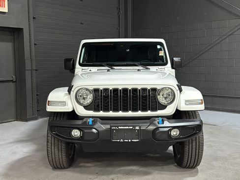 Used 2024 Jeep Wrangler Unlimited w/ Convenience Group AWD/4WD image 2