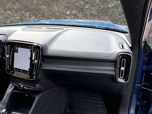 Used 2021 Volvo XC40 T5 R-Design w/ Climate Package image 15