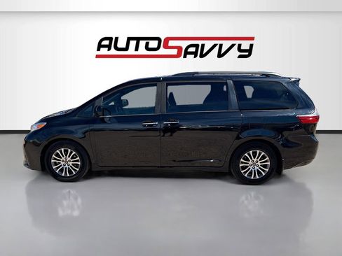 Used 2020 Toyota Sienna XLE w/ XLE Navigation Package FWD image 4