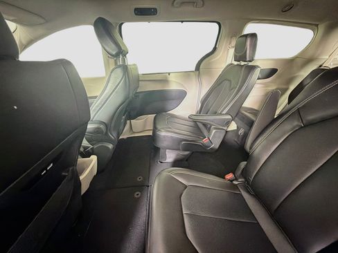 Used 2024 Chrysler Pacifica Touring-L FWD image 26