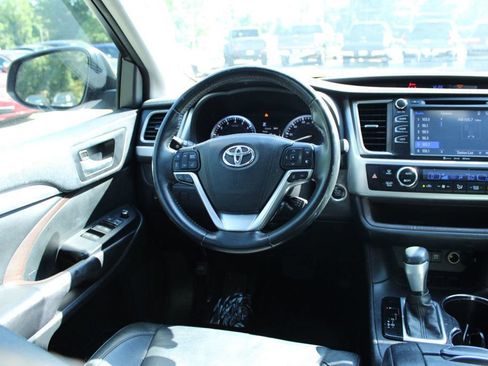 Used 2017 Toyota Highlander XLE FWD image 16