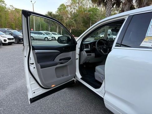 Used 2014 Toyota Highlander LE image 9