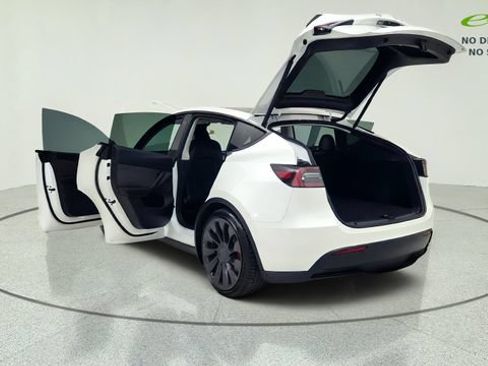 Used 2023 Tesla Model Y Performance AWD/4WD image 16