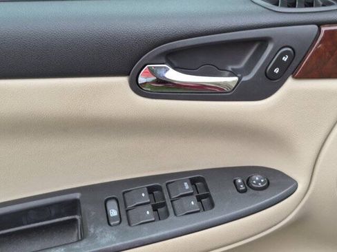 Used 2009 Chevrolet Impala LT w/ Luxury Edition Package FWD image 12