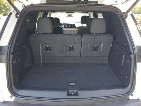 Used 2025 Chevrolet Traverse LT FWD image 8