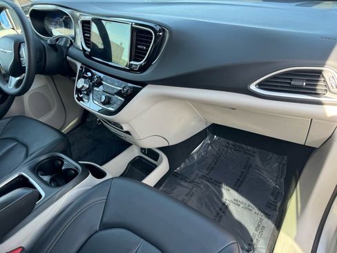 Used 2024 Chrysler Pacifica Touring-L image 13