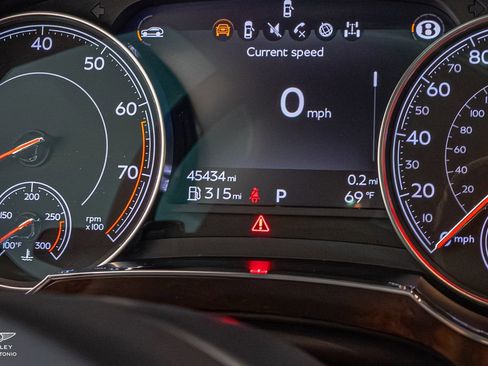 Used 2017 Bentley Bentayga AWD/4WD image 50