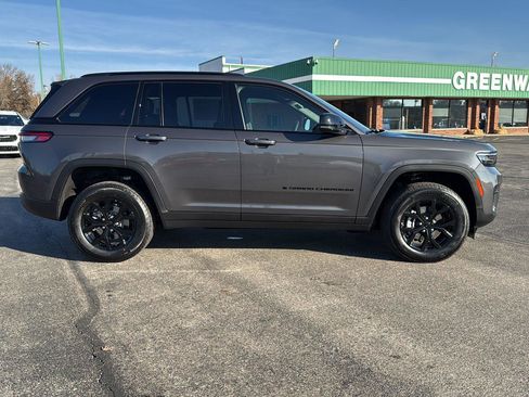 New 2025 Jeep Grand Cherokee Altitude image 5