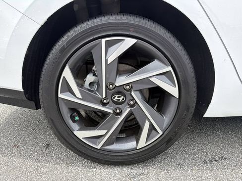 Certified 2025 Hyundai Elantra SEL FWD image 17