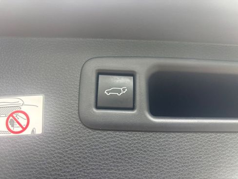 Used 2025 Toyota Highlander LE FWD image 24