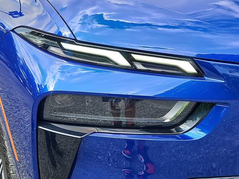 Used 2024 BMW X7 M60i w/ Executive Package image 9