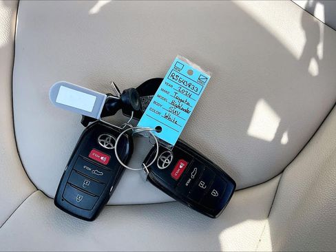 Used 2024 Toyota Highlander XLE AWD/4WD image 15