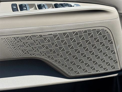 Used 2025 Kia Carnival FWD image 19