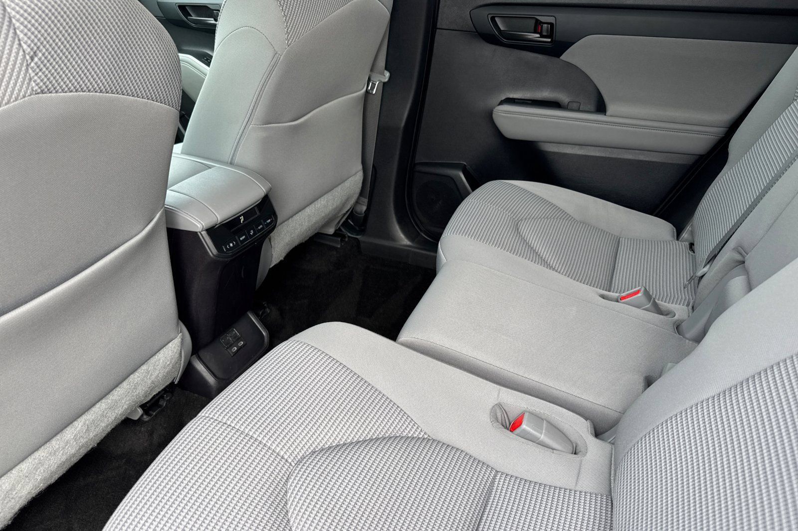 Used 2023 Toyota Highlander LE AWD/4WD image 15
