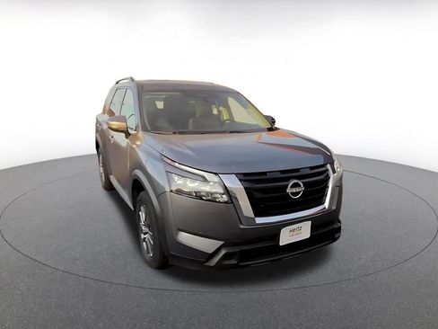 Used 2025 Nissan Pathfinder SV image 3