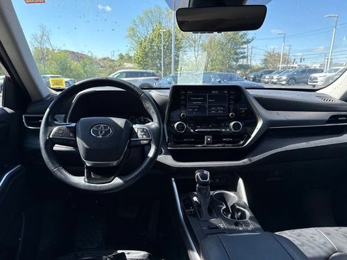 Used 2021 Toyota Highlander XLE AWD/4WD image 21