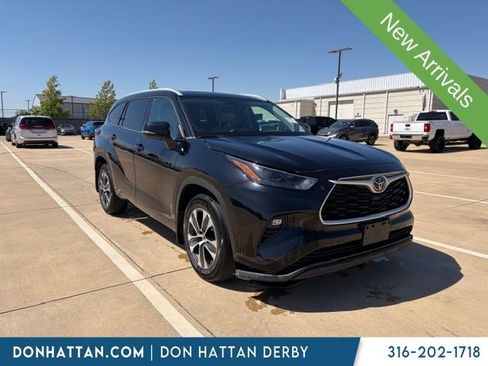 Used 2022 Toyota Highlander XLE AWD/4WD image 2