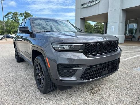 Used 2024 Jeep Grand Cherokee Altitude RWD image 1