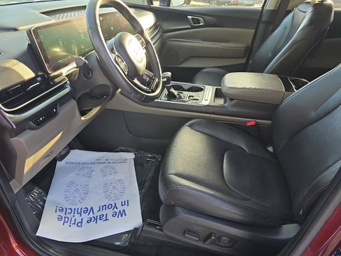 Used 2025 Kia Carnival image 28