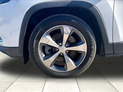 Used 2019 Jeep Cherokee Limited w/ Technology Group FWD image 9