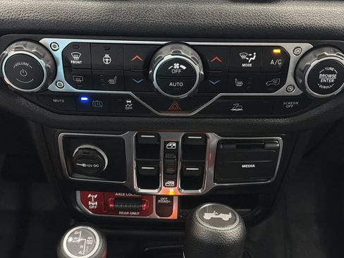 Used 2024 Jeep Wrangler Unlimited AWD/4WD image 23
