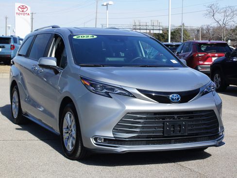 Used 2024 Toyota Sienna Platinum image 27