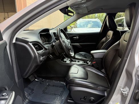 Used 2019 Jeep Cherokee Latitude Plus w/ Comfort/Convenience Group image 10