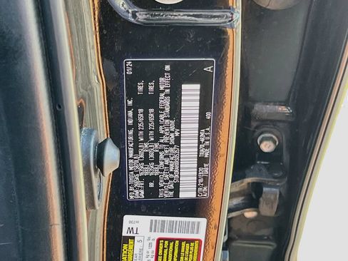 Used 2024 Toyota Highlander XLE FWD image 32