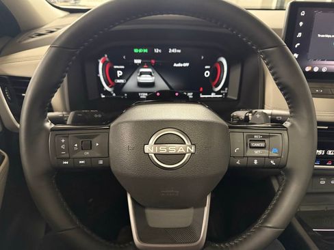 Used 2025 Nissan Rogue SL w/ Tech Package image 11