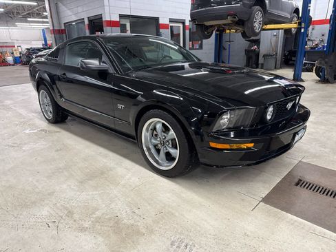 Used 2005 Ford Mustang GT image 3