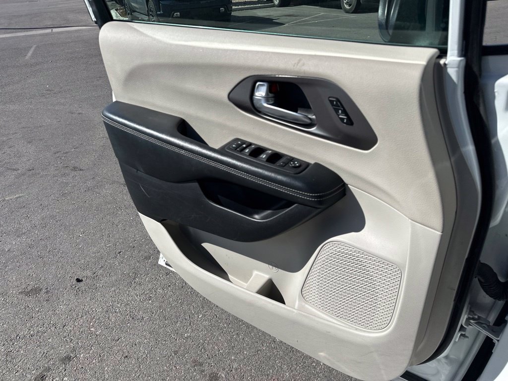Used 2023 Chrysler Pacifica Touring-L FWD image 19