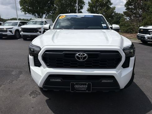 Used 2024 Toyota Tacoma TRD Off-Road AWD/4WD image 3