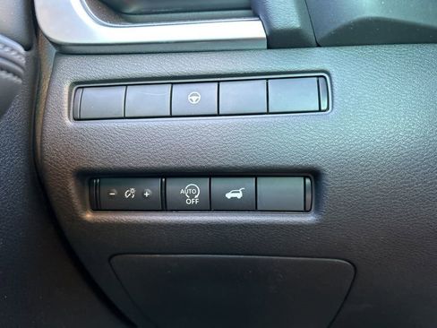 Certified 2025 Nissan Rogue SV image 32