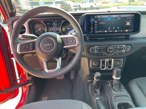 Used 2025 Jeep Wrangler Unlimited Sahara AWD/4WD image 13