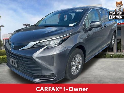 Used 2025 Toyota Sienna LE FWD image 2