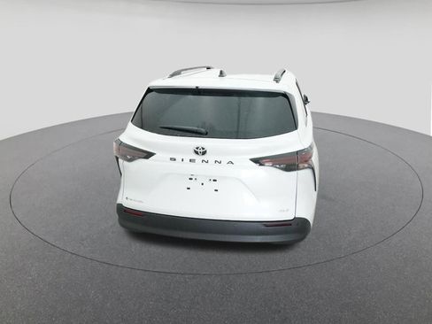 New 2026 Toyota Sienna XLE image 7