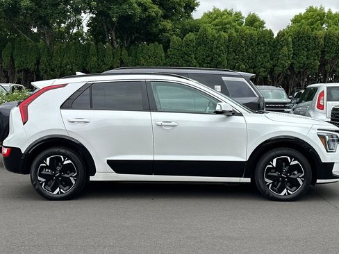 Certified 2023 Kia Niro Wind w/ Wind Preserve Package FWD image 3